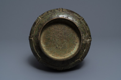 Een Chinese bronzen vaas in archa&iuml;sche stijl, 19e eeuw