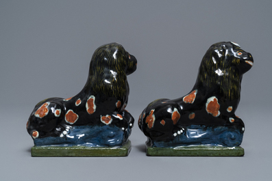 A pair of black Dutch Delft models of lions, 18/19th C.