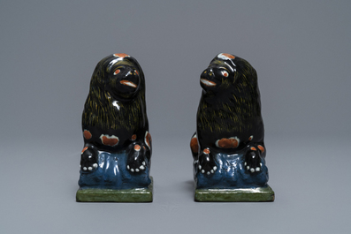 Een paar zwart Delftse modellen van leeuwen, 18/19e eeuw