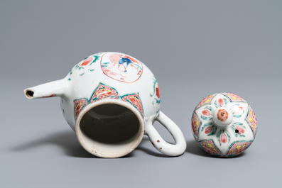 Une th&eacute;i&egrave;re, six soucoupes et trois tasses en porcelaine de Chine famille rose, Yongzheng/Qianlong