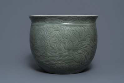 Une jardini&egrave;re en porcelaine de Chine c&eacute;ladon et une paire de vases cong, 19/20&egrave;me