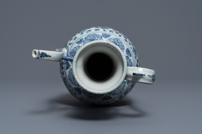 Une verseuse en porcelaine de Chine bleu et blanc pour le march&eacute; islamique, prob. Hongzhi