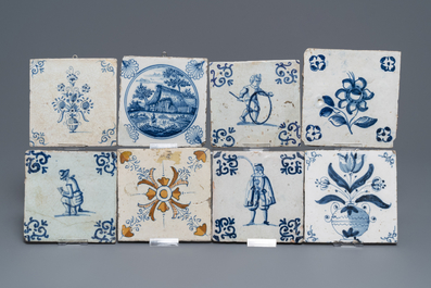 Een lot van 54 diverse blauw-witte en mangane Delftse tegels, 17/18e eeuw