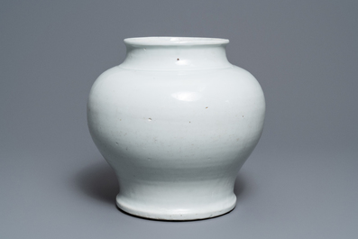 Un vase en porcelaine blanc de Chine au couvercle et socle en bois, Ming