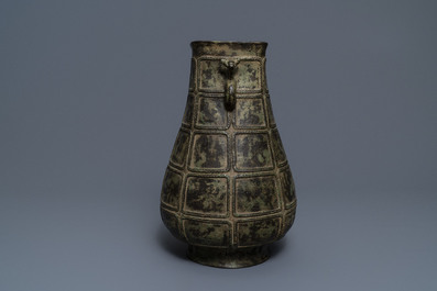 Un vase en bronze de style archa&iuml;que, Chine, 19&egrave;me