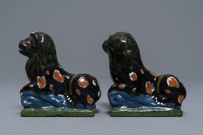 A pair of black Dutch Delft models of lions, 18/19th C.