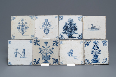 Een lot van 54 diverse blauw-witte en mangane Delftse tegels, 17/18e eeuw