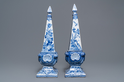 Une pair de grands ob&eacute;lisques en fa&iuml;ence de Delft bleu et blanc, 18&egrave;me