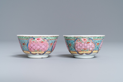 Une paire de tasses et soucoupes en porcelaine de Chine famille rose, Yongzheng