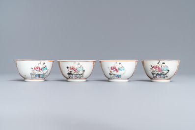 Vier Chinese famille rose koppen en schotels met mandarijns decor, Qianlong
