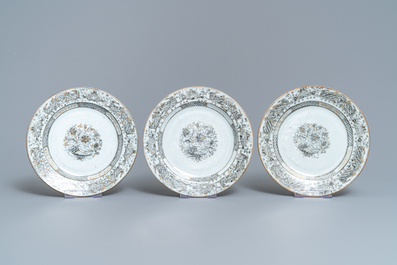 Neuf assiettes en porcelaine de Chine grisaille et de style Imari, Yongzheng/Qianlong