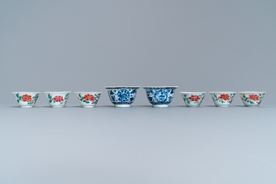 Huit tasses et soucoupes et trois assiettes en porcelaine de Chine famille rose et bleu et blanc, Kangxi/Qianlong