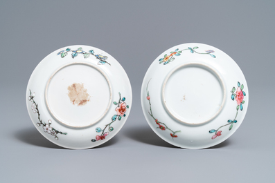 Une paire de tasses et soucoupes en porcelaine de Chine famille rose, Yongzheng