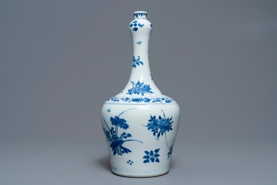 Een Chinese blauw-witte flesvormige vaas met florale decors, Transitie periode