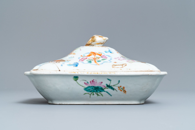 A 9-piece Chinese famille rose service with antiquities design, Jiaqing/Daoguang