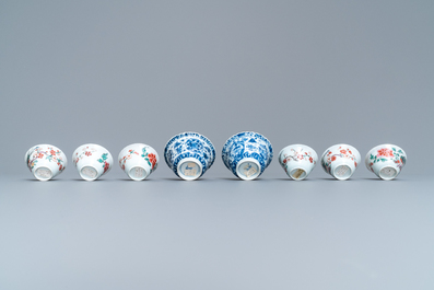 Acht Chinese blauw-witte en famille rose koppen en schotels en drie borden, Kangxi/Qianlong