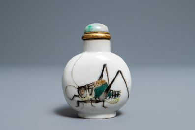 Une tabati&egrave;re en porcelaine de Chine famille rose &agrave; d&eacute;cor d'un criquet, marque et &eacute;poque de Daoguang