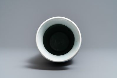 Een Chinese blauw-witte rouleau vaas met figuratief decor rondom, Transitie periode