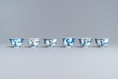 Six tasses et sept soucoupes en porcelaine de Chine bleu et blanc &agrave; dorure, Kangxi/Yongzheng