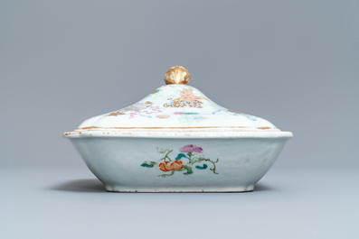 A 9-piece Chinese famille rose service with antiquities design, Jiaqing/Daoguang