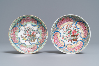 Une paire de tasses et soucoupes en porcelaine de Chine famille rose, Yongzheng