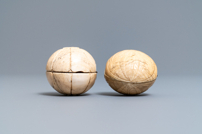 Twee gestoken ivoren diptiekballen, Dieppe, Frankrijk, 18/19e eeuw