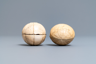 Deux diptyques en forme de boule en ivoire sculpt&eacute;, Dieppe, France, 18/19&egrave;me