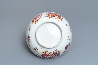 Dix assiettes et un grand bol en porcelaine de Chine famille rose, Qianlong