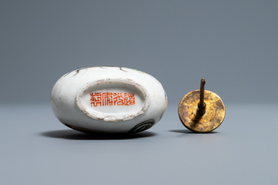 Une tabati&egrave;re en porcelaine de Chine famille rose &agrave; d&eacute;cor d'un criquet, marque et &eacute;poque de Daoguang