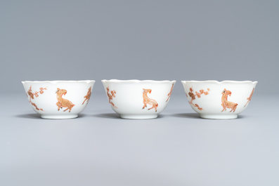 Drie Chinese ijzerrode eierschaal koppen en schotels met spelende jongens en geiten, Yongzheng