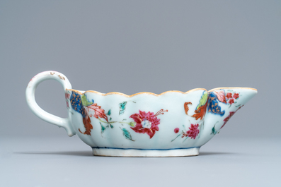 Five pieces of Chinese famille rose 'pseudo tobacco leaf' porcelain, Qianlong
