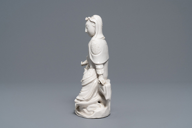 Une figure de Guanyin en porcelaine blanc de Chine de Dehua, marque en creux, 19&egrave;me