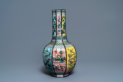 Een flesvormige octagonale Chinese famille rose vaas, 19e eeuw