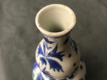 Un vase de forme double gourde en porcelaine de Chine bleu et blanc, &eacute;poque Transition