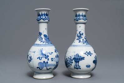 Een paar Chinese blauw-witte vazen met kostbaarheden en bloemen, Kangxi