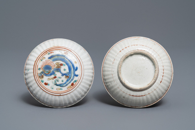 Une bo&icirc;te couverte en porcelaine Kakiemon &agrave; d&eacute;cor d'un dragon, Japon, Edo, 17&egrave;me