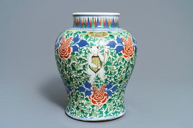 Un vase en porcelaine de Chine wucai &agrave; d&eacute;cor de gar&ccedil;ons, 19&egrave;me