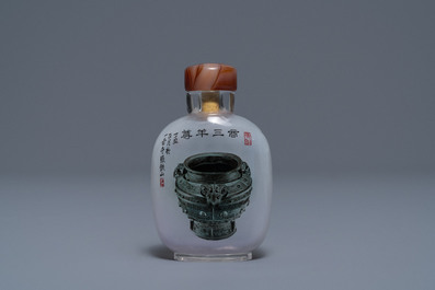 A Chinese reverse-painted glass snuff bottle with antiquities design, 20th C.