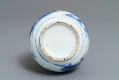 Un vase de forme double gourde en porcelaine de Chine bleu et blanc, &eacute;poque Transition