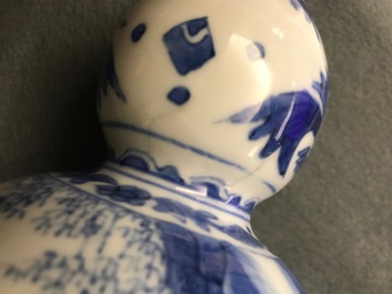 Un vase de forme double gourde en porcelaine de Chine bleu et blanc, &eacute;poque Transition