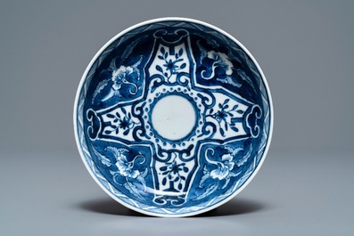 Douze tasses et soucoupes en porcelaine de Chine bleu et blanc, 19&egrave;me