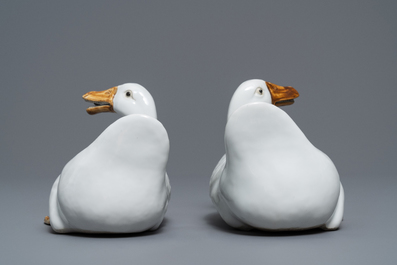 Une paire de mod&egrave;les d'oies en porcelaine blanc de Chine, R&eacute;publique, 20&egrave;me