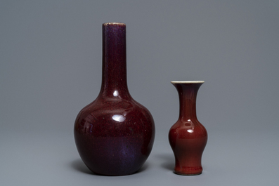 Deux vases en porcelaine de Chine monochrome sang de boeuf et flamb&eacute;, 19&egrave;me