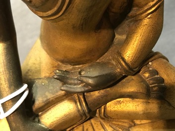 Een Sino-Tibetaanse verguld bronzen figuur van Boeddha Shakyamuni, 17/18e eeuw