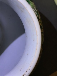 Un vase en porcelaine de Chine wucai &agrave; d&eacute;cor de gar&ccedil;ons, 19&egrave;me