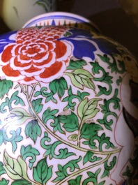 Un vase en porcelaine de Chine wucai &agrave; d&eacute;cor de gar&ccedil;ons, 19&egrave;me