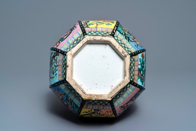 Un vase de forme octagonale en porcelaine de Chine famille rose, 19&egrave;me
