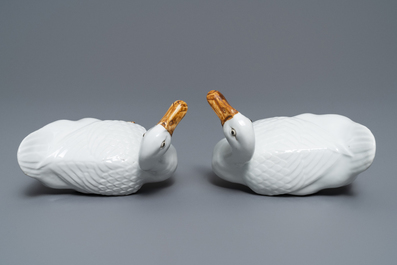 Een paar Chinese blanc de Chine modellen van ganzen, Republiek, 20e eeuw