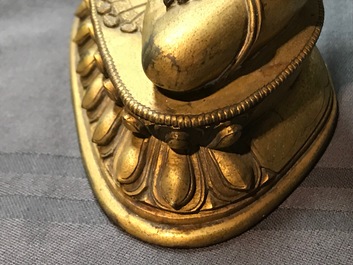 Een Sino-Tibetaanse verguld bronzen figuur van Boeddha Shakyamuni, 17/18e eeuw