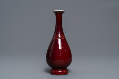 Een Chinese peervormige 'langyao' vaas met rood glazuur, 19e eeuw